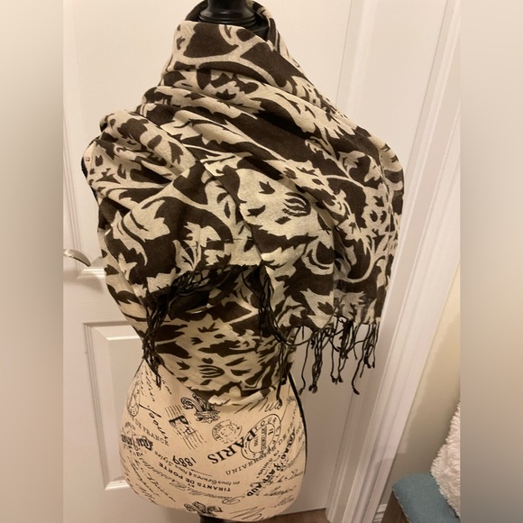 Danier 100% wool lightweight shawl scarf brown and cream - Picture 8 of 12